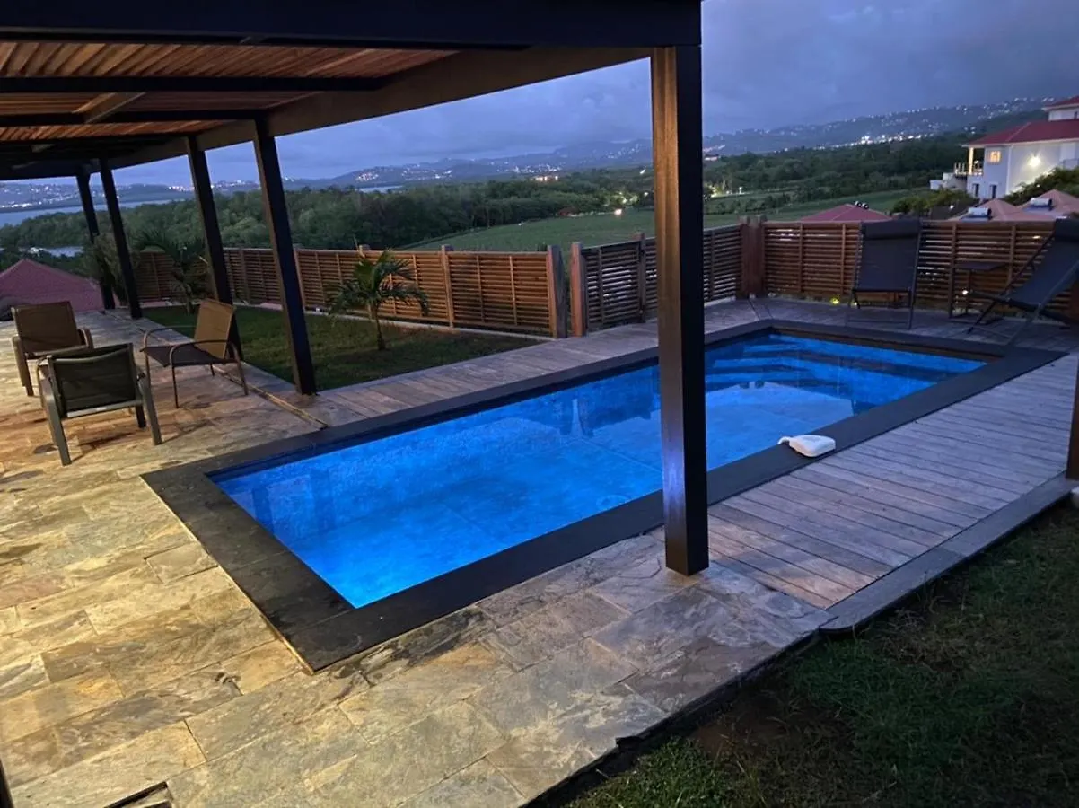 Villa Passion Cannelle de standing avec sa piscine vue mer Les Trois-Ilets