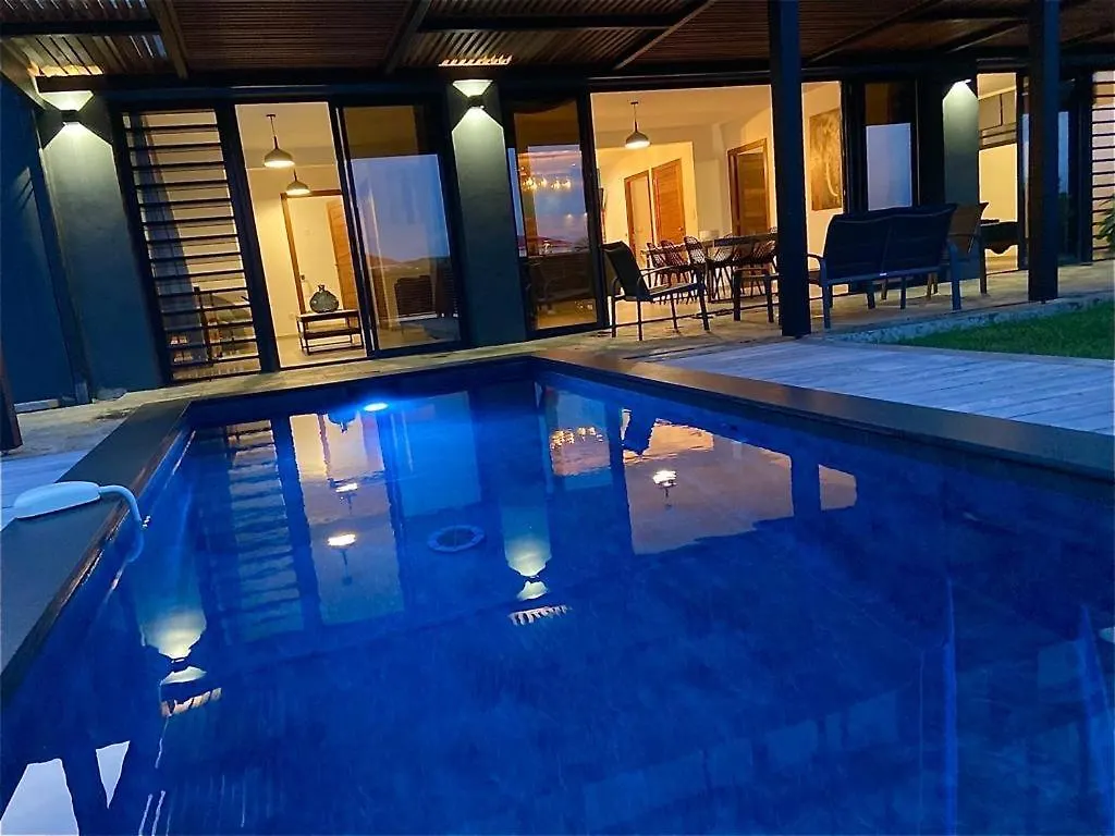 Villa Passion Cannelle de standing avec sa piscine vue mer Les Trois-Ilets
