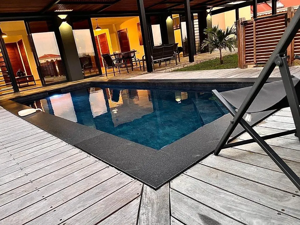 Villa Passion Cannelle de standing avec sa piscine vue mer Les Trois-Ilets