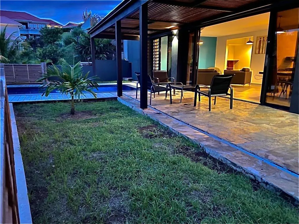 Villa Passion Cannelle de standing avec sa piscine vue mer Les Trois-Ilets Martinique